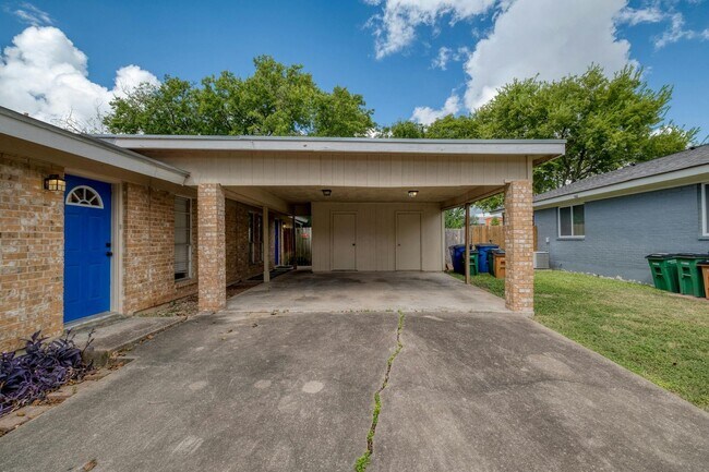 Building Photo - Cozy 2-Bedroom Duplex in Prime North Austi...