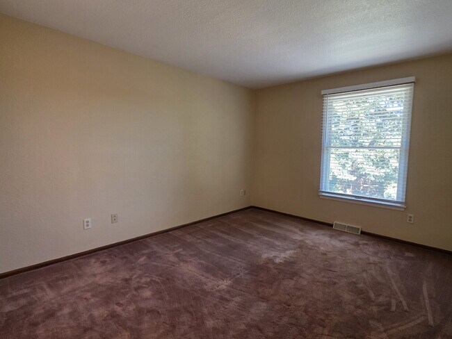 Building Photo - Single-Family Home in Near-Perfect Condition | 3-Car Garage | Covered Patio | Large Unfinished Ba...