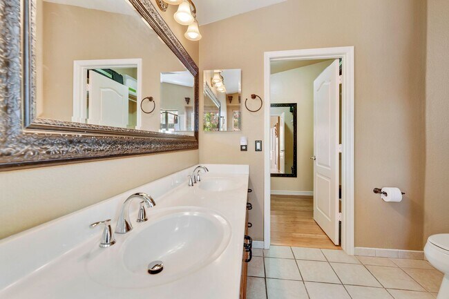 Building Photo - Gorgeous fully furnished home in Gilbert w...