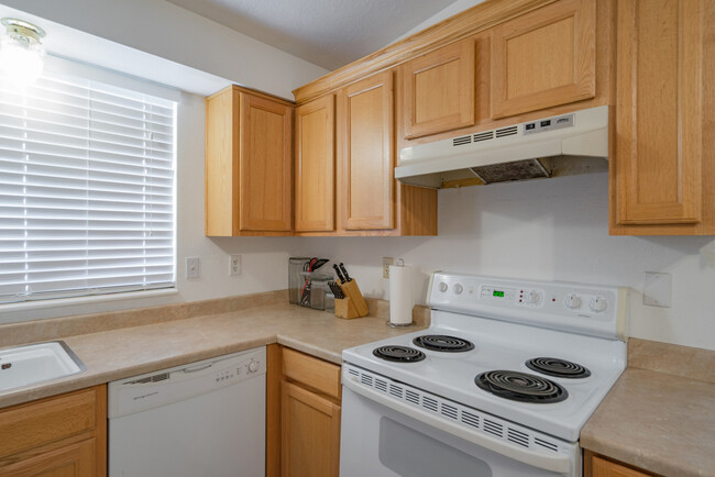 Building Photo - Great 3 bedroom and 2.5 bath home - 6 or 1...