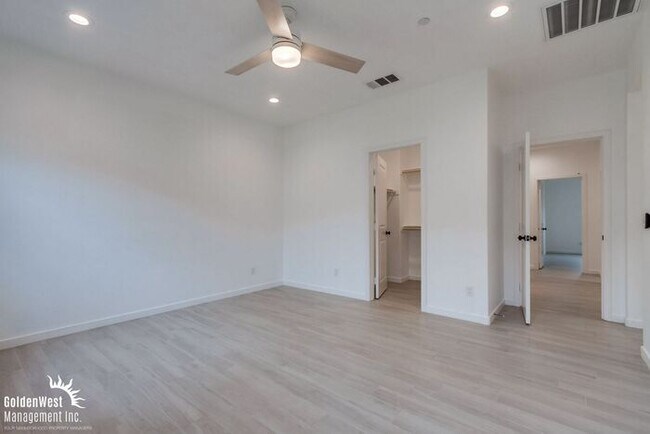 Building Photo - Stunning 3Bdm 2.5Ba Townhouse in Gated Com...