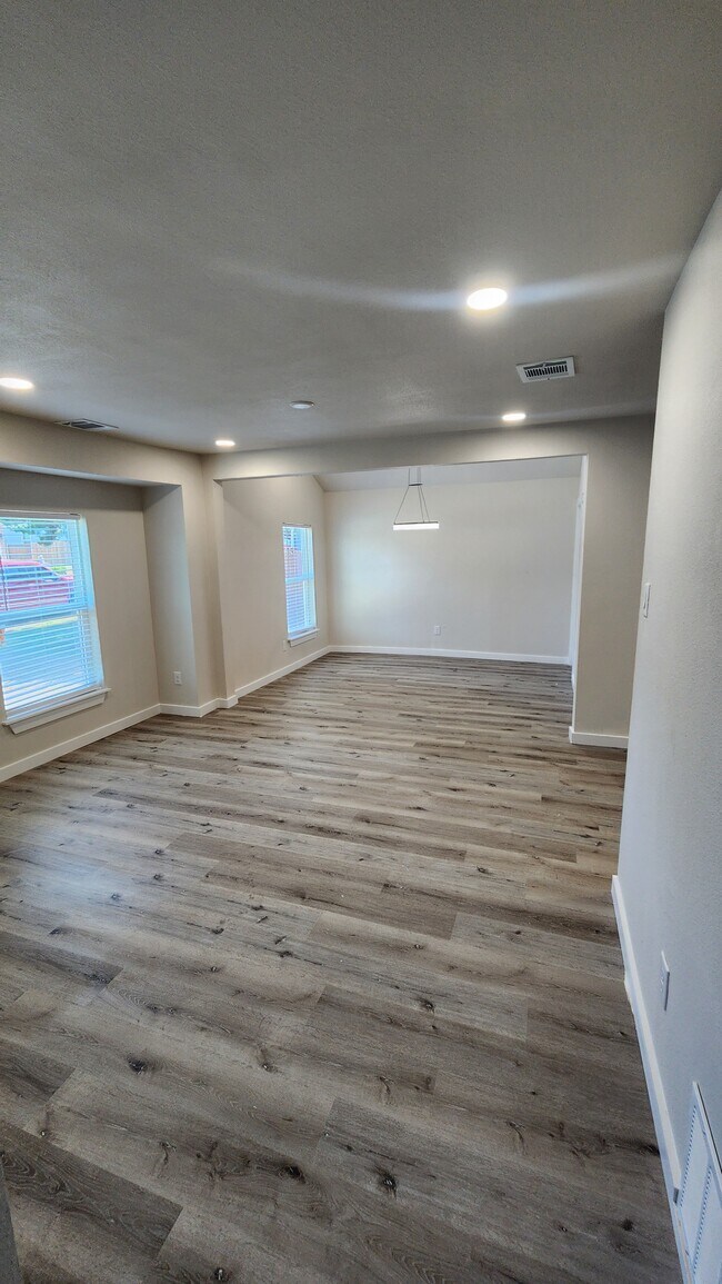 Building Photo - 237 Sendero Dr