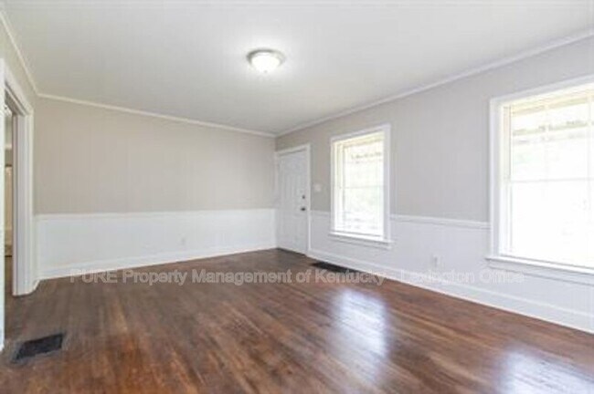 Building Photo - 206 Floral Park