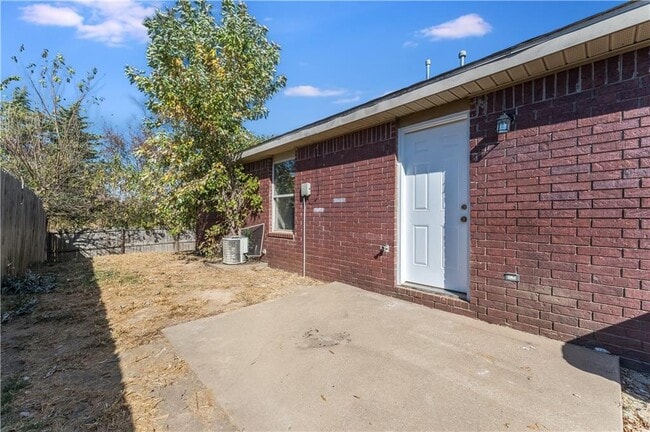 Building Photo - 322 E Southern Trace Dr