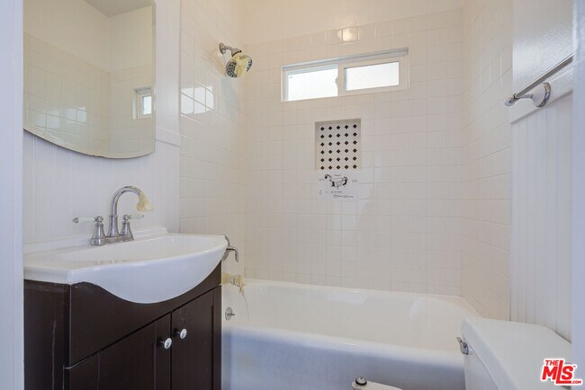 Building Photo - 1447 N Vista St