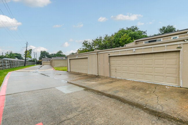 Building Photo - 11643 Village Place Dr