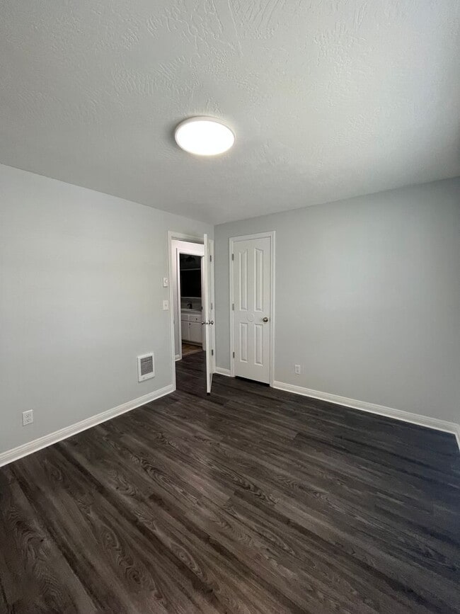 Building Photo - 2-Bedroom 1.5-Bathroom duplex