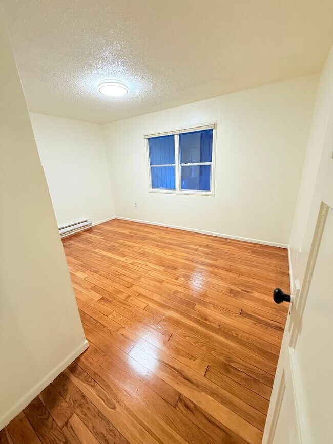 Building Photo - Duplex unit close to Olympic College.