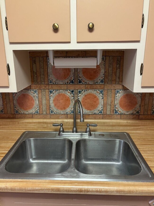 Building Photo - NEWLY REMODELED 1 BED 1 BATH