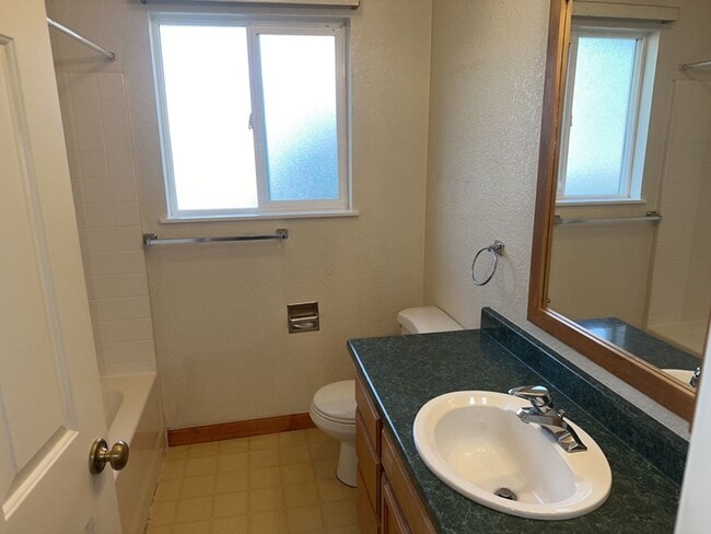 Building Photo - 3 Bedroom 2 Bath Home Located in the Cutten/Ridgewood Area