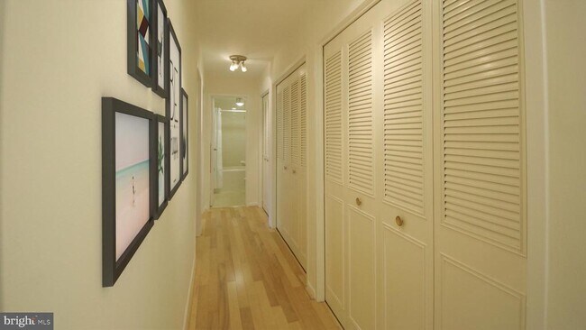 Building Photo - 10201 Grosvenor Pl