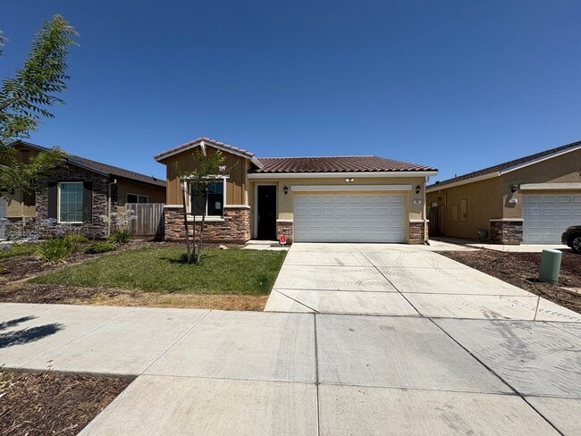 Primary Photo - Beautiful Single Story Home Ready To Be Ca...