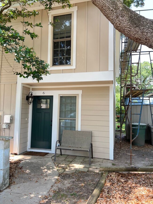 Building Photo - 2br 1.5 ba End Unit Townhome for Rent