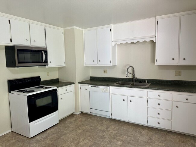 Building Photo - Cute Home w/ large fenced yard!  (Anderson)