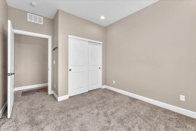 Building Photo - 4-Bedroom Tuscany Townhome with Strip & Golf Course Views