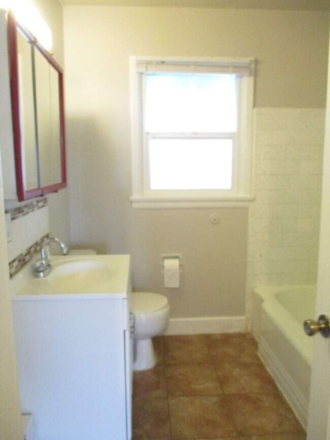 Building Photo - Charming 2 Bedroom 1 bath in Tacoma