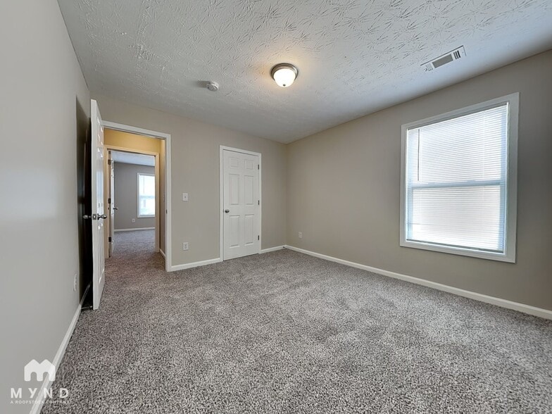 Building Photo - 2250 Village Green Dr