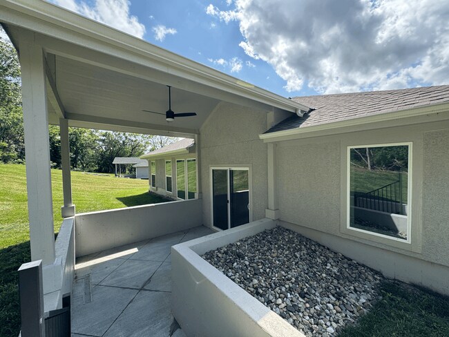 Building Photo - 1613 SW Hedgewood Ln