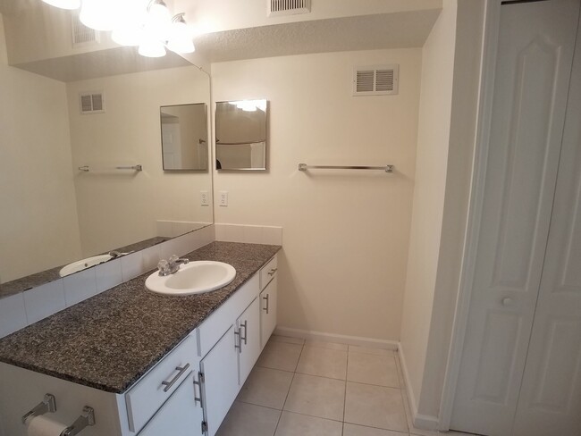 Building Photo - Beautiful 2/2 condo for rent next to Waterford Lakes Town Center and UCF