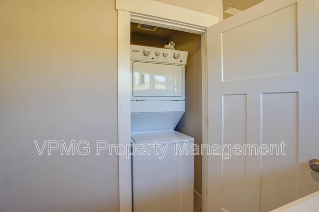 Building Photo - 2331 E Otter Lp