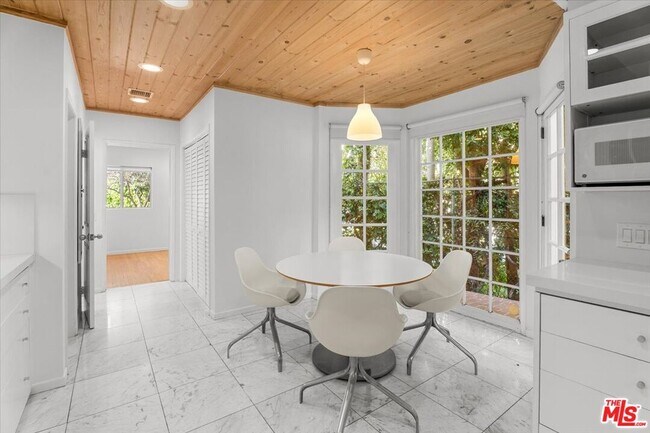 Building Photo - 4031 Hollyline Ave