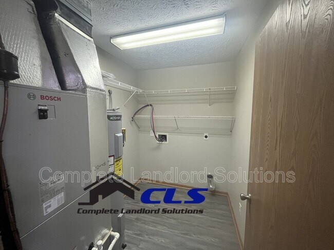 Building Photo - 558 College Ave