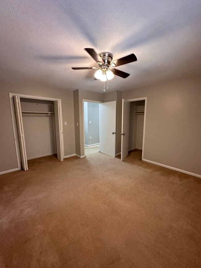 Building Photo - 102 Briarview Cir