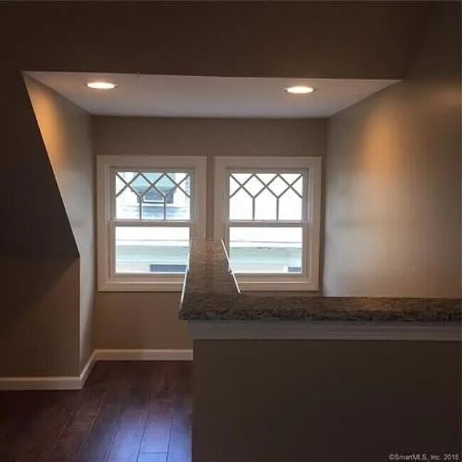 Building Photo - Queen Anne on Oxford