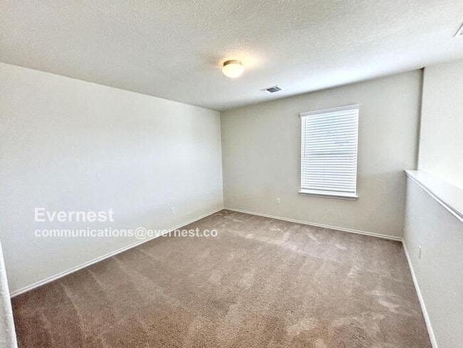 Building Photo - Charming and Spacious 3-Bedroom Home with ...