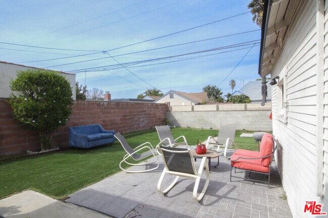 Building Photo - 2223 W 78th Pl