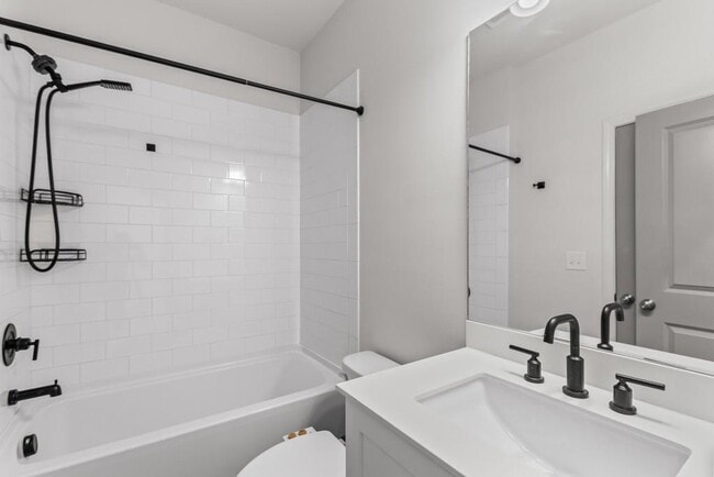 Building Photo - 916 Brees Ct