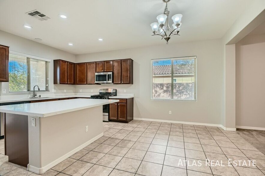 Building Photo - 970 W Deoni Trail