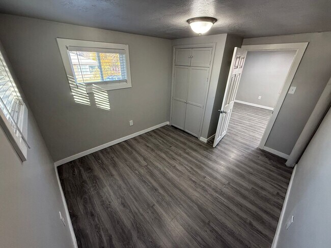 Building Photo - Holladay One Bedroom; 700 sq ft; Remodeled