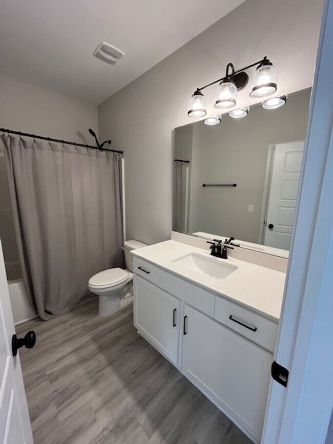 Building Photo - Stunning townhouse located in the heart of Winnabow!