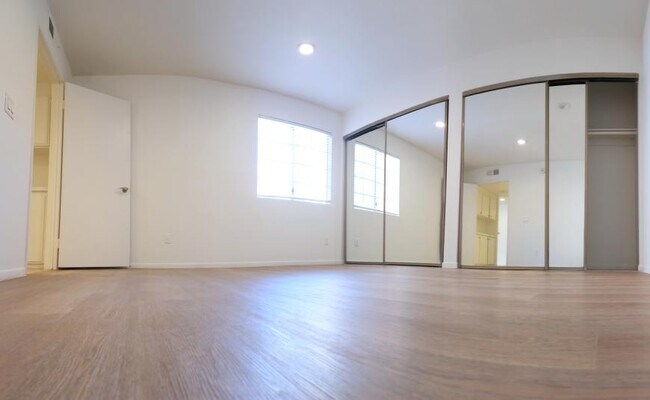 Building Photo - 3 bedroom in North Hollywood CA 91601