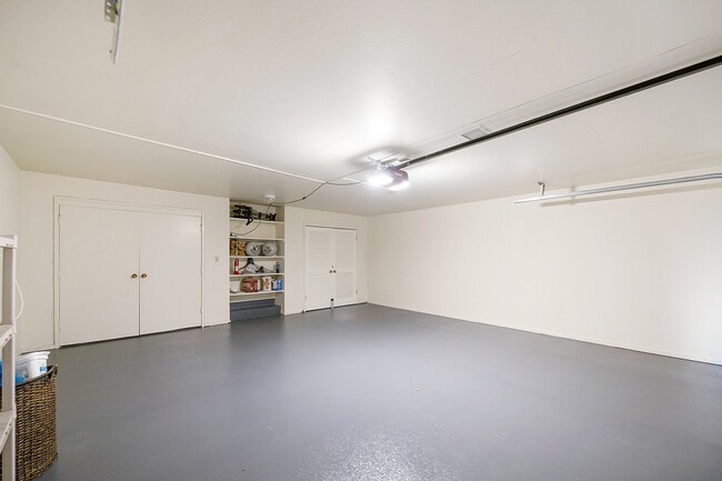 Building Photo - 2700 Hillcrest Dr