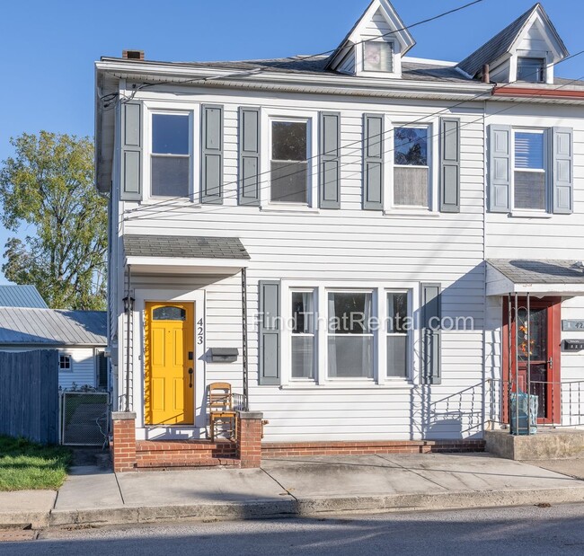 Building Photo - 423 N Bedford St
