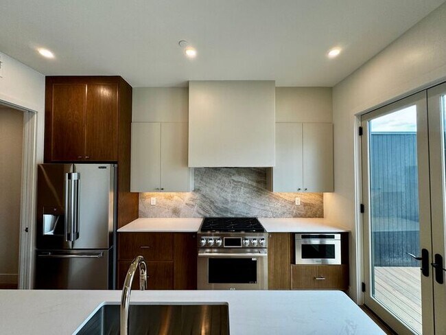 Building Photo - Luxury in the Heart of Huntsville