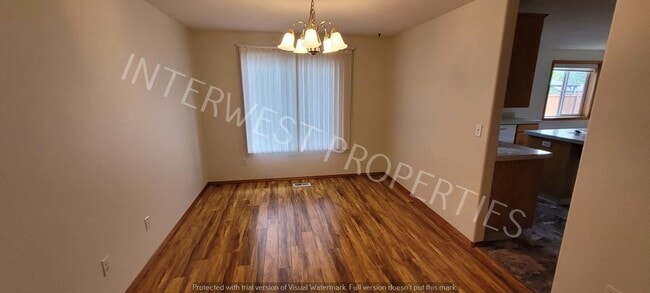 Building Photo - Spacious & Beautiful 4 bd 2.5 ba, 2 Story Battle Ground Home w/ A/C, Fireplace & so much More!