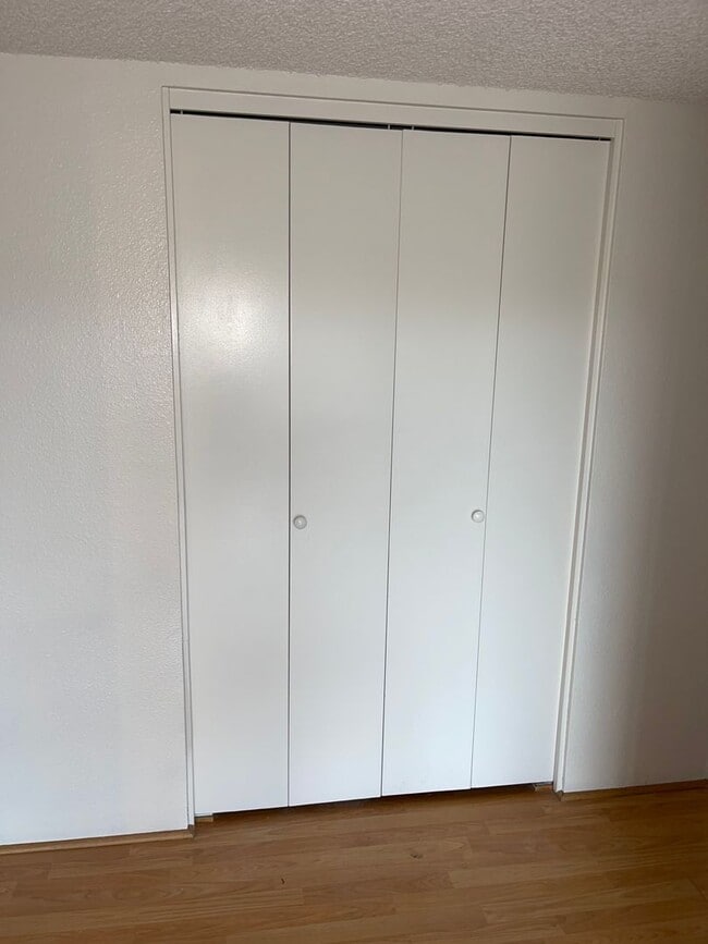 Building Photo - 3 Bed 1.5 Bath Duplex