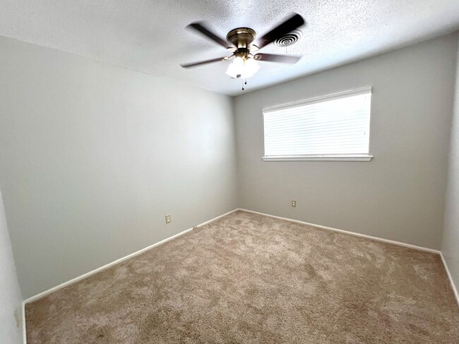 Building Photo - Move In Special 1/2 off 1st month rent ** ...