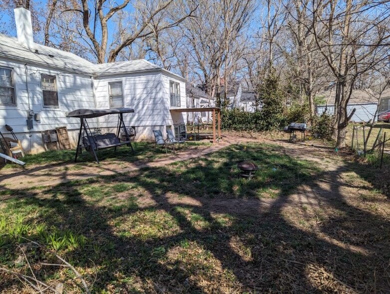Building Photo - 1109 Claflin Rd