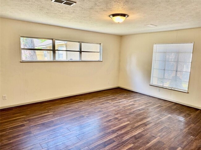 Building Photo - 304 Forrest St