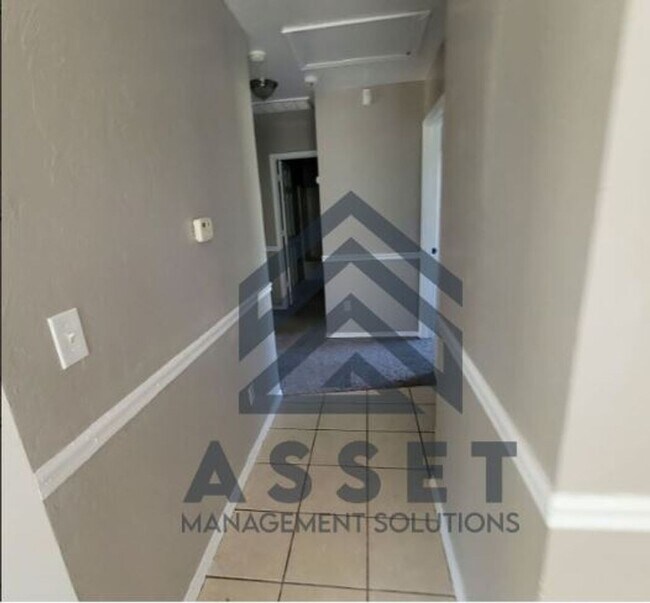 Building Photo - Charming 5 Bedroom House