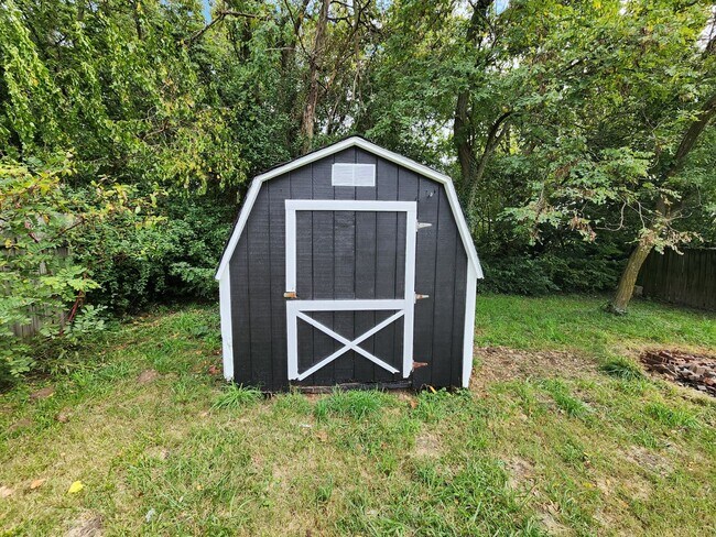 Building Photo - Spacious 2-Bedroom, 1-Bathroom Home AVAILA...