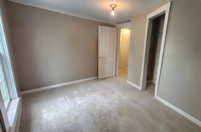Building Photo - 4+ Bedroom Home Near Local Schools and Par...