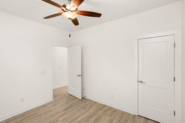 Building Photo - 3 Bed/3 Full Baths! Newer Townhome