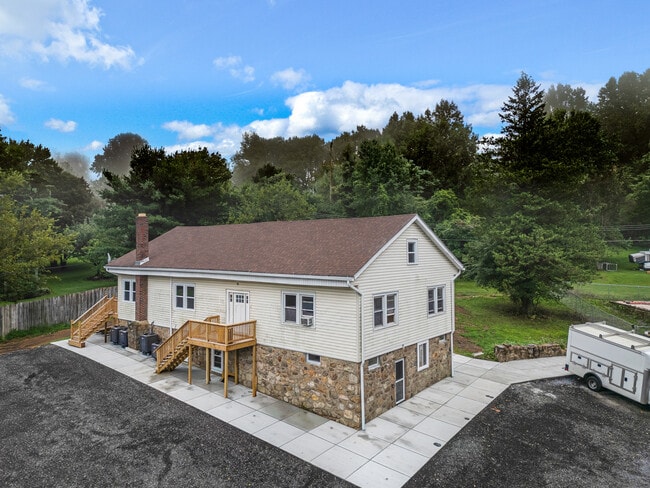 Building Photo - 71 Dreamland Park Dr