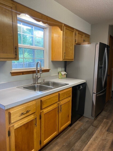 Building Photo - 5105 Lake Dr