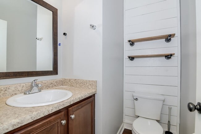 Building Photo - Beautiful 4 Bedroom in Great Neighborhood!